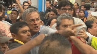 Agresiones e insultos entre seguidores y detractores de Correa a su llegada a Ecuador [upl. by Ysteb]